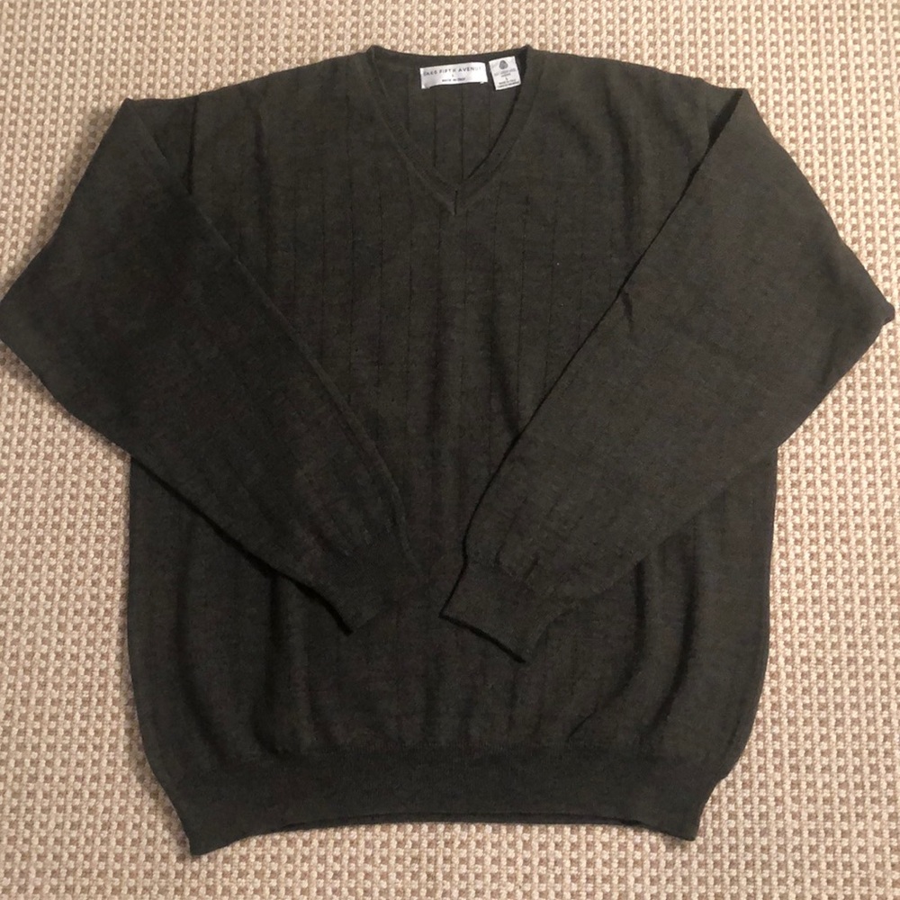 HP 🎉 Saks Fifth Avenue Sweater